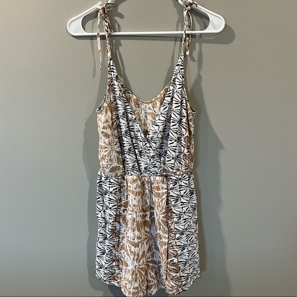 BCBGMAXAZRIA Women's Tan White Black Flowy Romper Medium - Picture 3 of 9